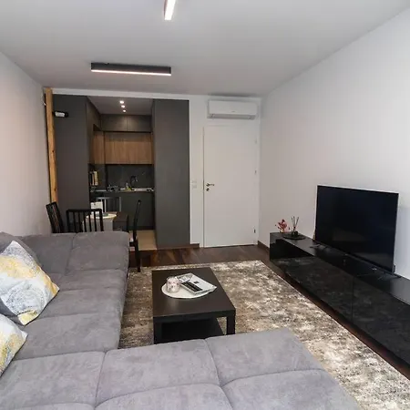 Georgi's 1 Bedroom Quiet With Garage Апартаменты
